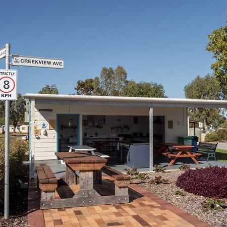 Отель Big4 Perth Midland Tourist Park Middle Swan Экстерьер фото