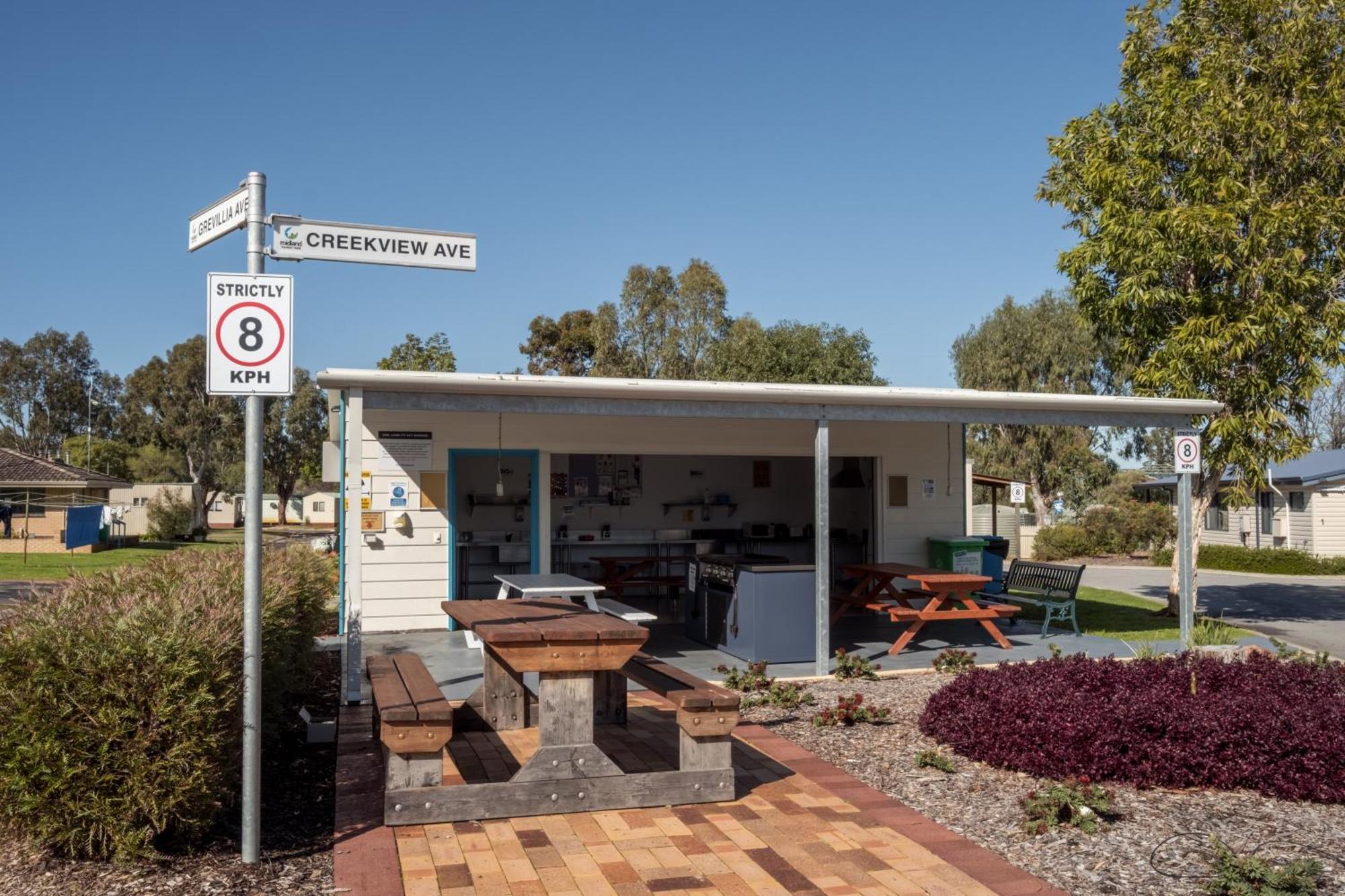 Отель Big4 Perth Midland Tourist Park Middle Swan Экстерьер фото